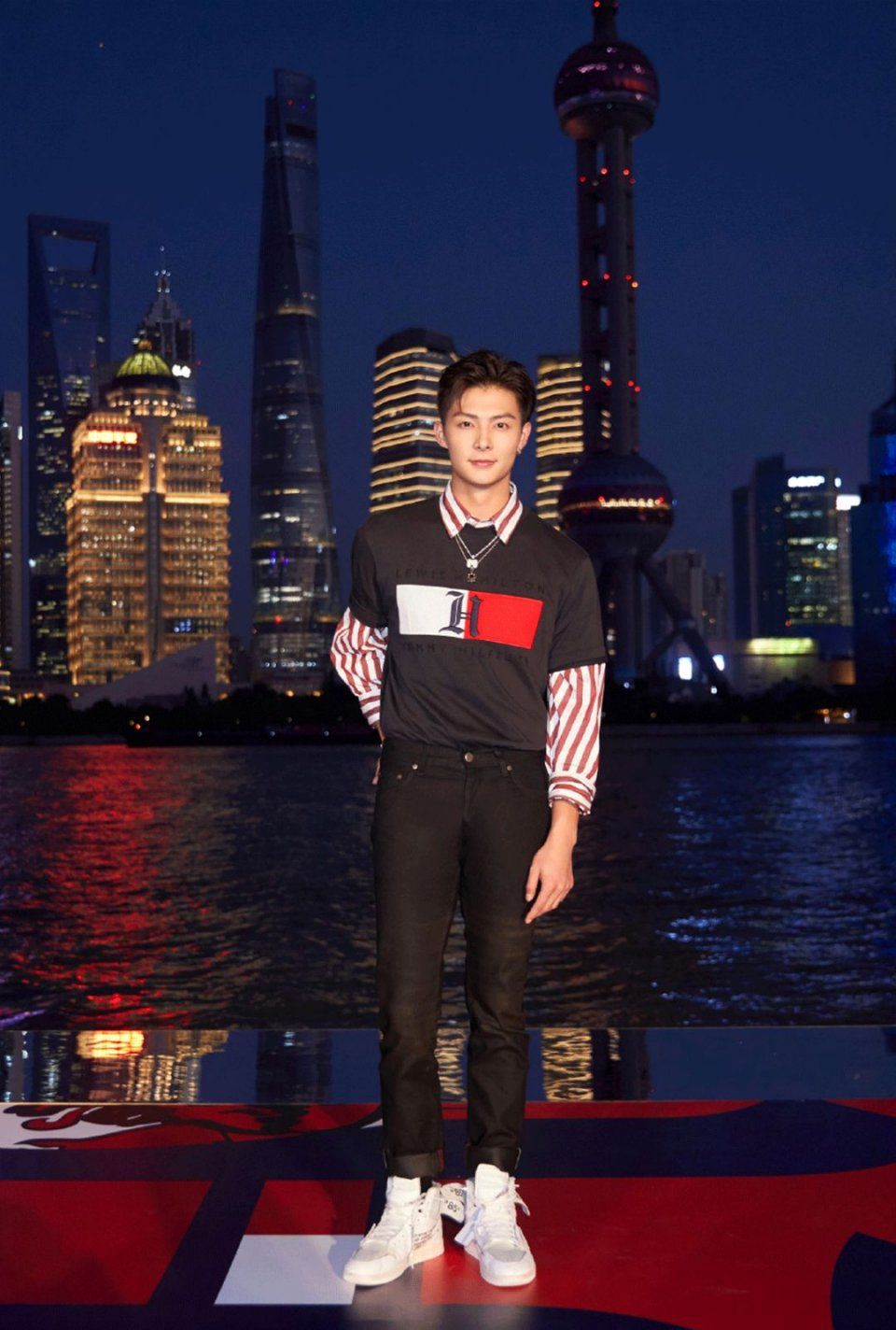 看热闹 | 这些人跑到黄浦江边比谁钻石大,你猜比伯嫂的排第几?