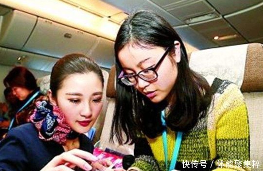 坐飞机时,为什么空姐不停地送吃的喝的很多人不知道其中原因