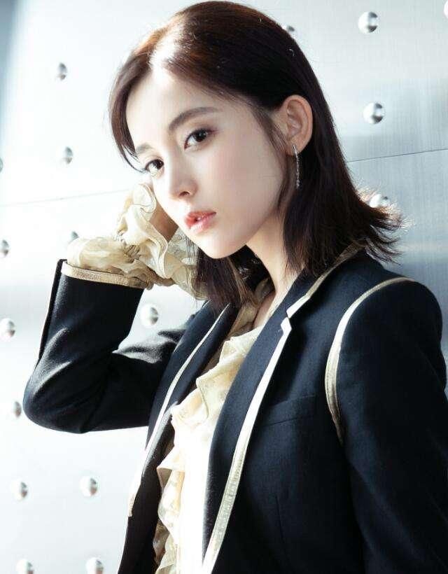 古力娜扎太猛了！连衣裙是用25个“镯子”拼起来的，简直太美了