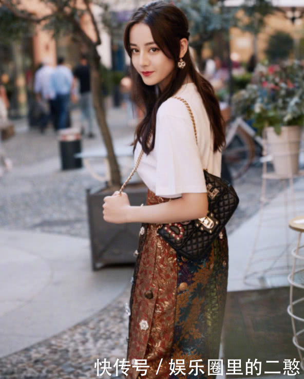 迪丽热巴太不小心了，选错裙子胯宽了几倍，这样的裙子谁敢穿？