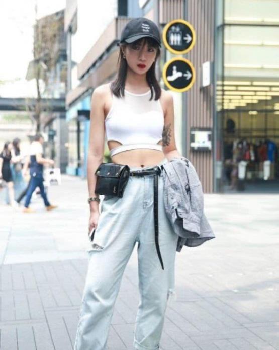 「美女」街拍:青春靓丽的美女,走在街头想低调都很难,曼妙的身姿好抢眼
