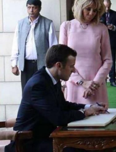 法国“第一夫人”粉衣亮相，却扮嫩失败，发型杂乱且满脸皱纹!