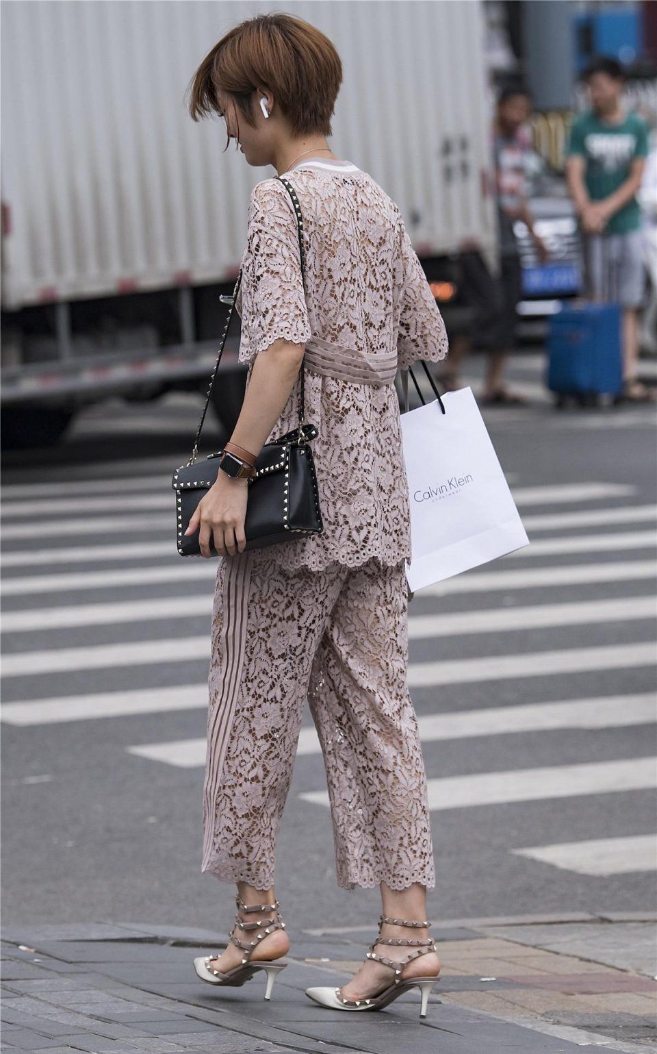 街拍:穿雷斯莎装的姑娘，尽显华丽高雅气质