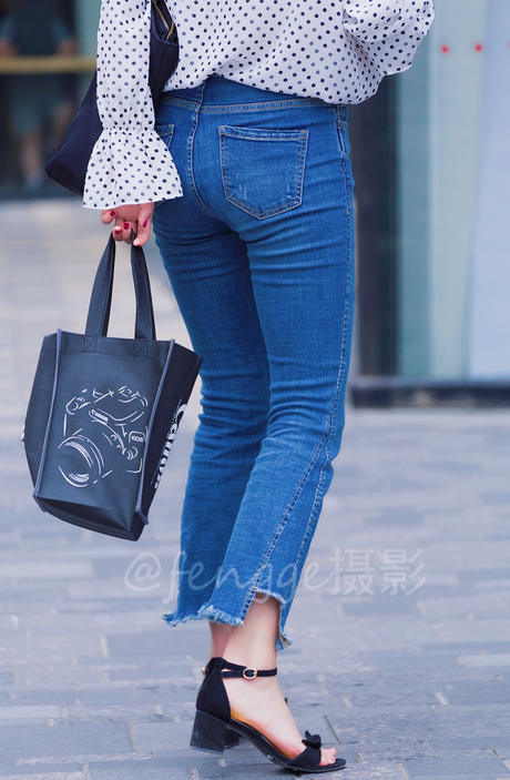 街拍：女生爱穿紧身牛仔裤，其实是看中它的塑身功能