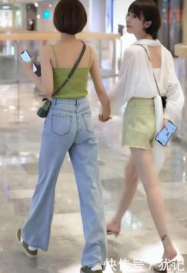 下半身|路人街拍:靓女下半身搭配着一条牛仔的半裙,更显魅力