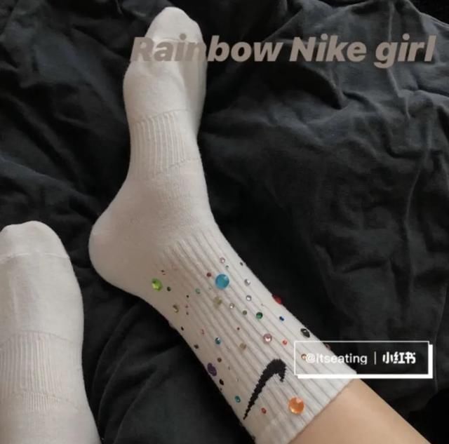  [时髦]没想到袜子也能穿得这么时髦！