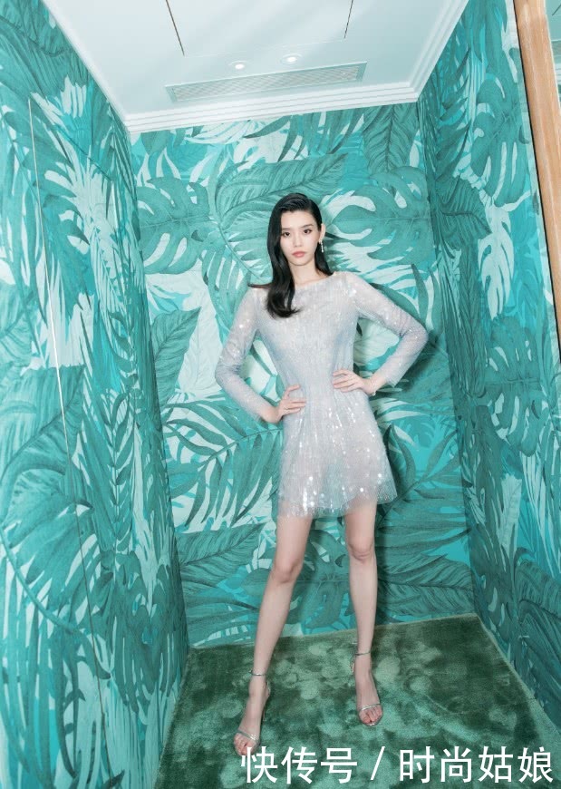 奚梦瑶穿吊带加牛仔裤现身，鞋亮了，网友：这大皮鞋可真捂脚