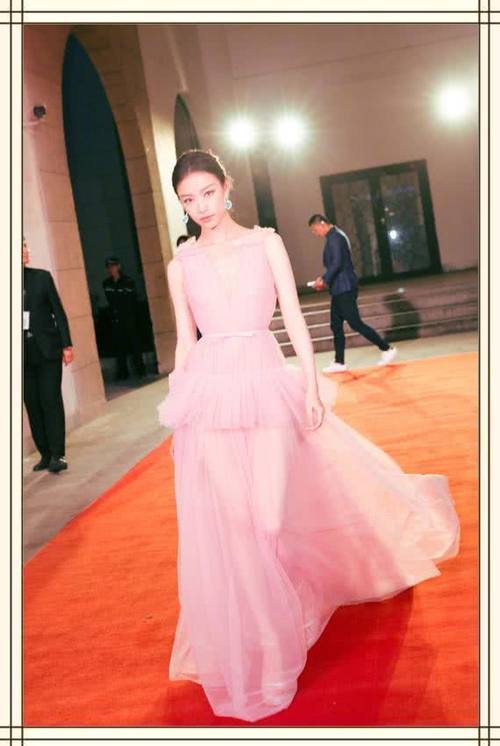 倪妮机场搞怪，反戴棒球帽嘟嘴卖萌心情好，网友：井柏然尴尬了！