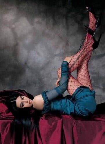 杨幂颜值那么高全被这红色丝袜毁了，孙俪这更土鳖!