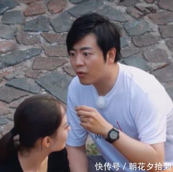【玉手】郎朗的“玉手”到底有多好看?当镜头拉近看清后,连吉娜都嫉妒!