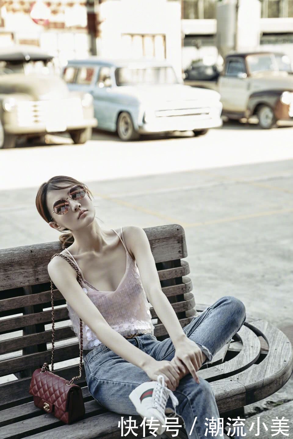 徐璐这件吊带领口有点低，没点肉只见一根根胸骨，瘦得堪比郑爽！