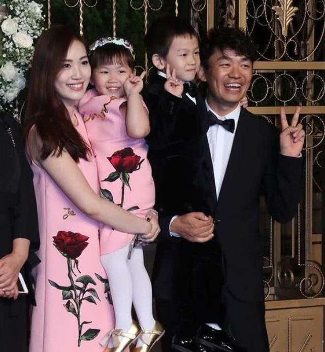 一群戏精闺蜜否认马蓉带儿子出国，是王宝强为多分财产造谣