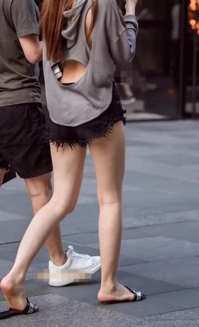 气质小姐姐紧身短裤