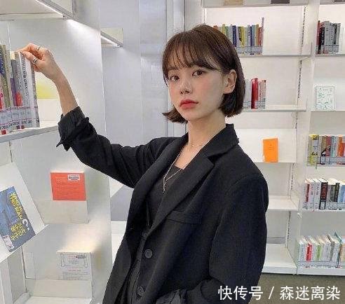  搭配一■短发小姐姐的日常穿搭，百搭西装外套和甜美碎花，打造今年最流行
