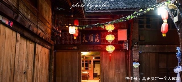 三面环水的古堡, 不通公路的古镇, 竟然没有一栋现代建筑