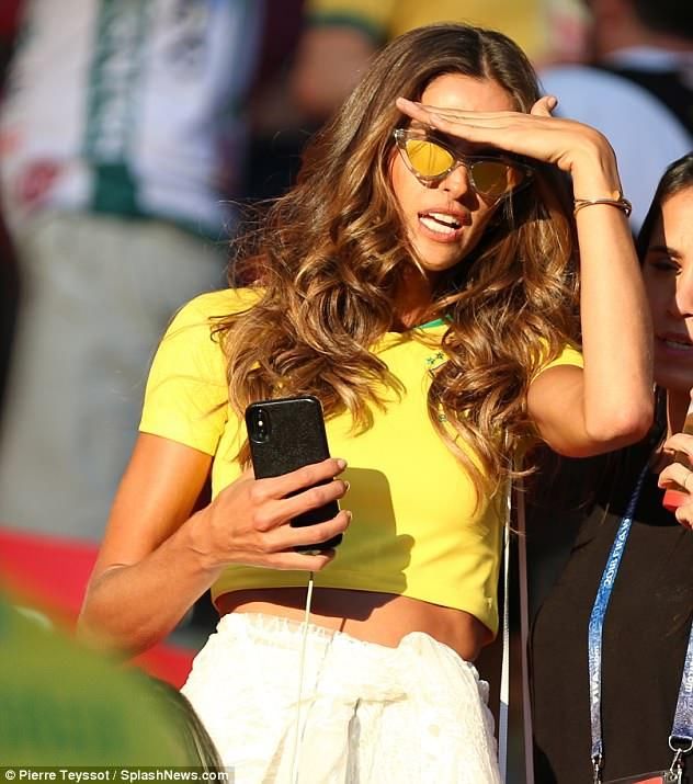 德国门将失落离场，维秘辣模女友透视装微笑臀上阵竟为劲敌加油