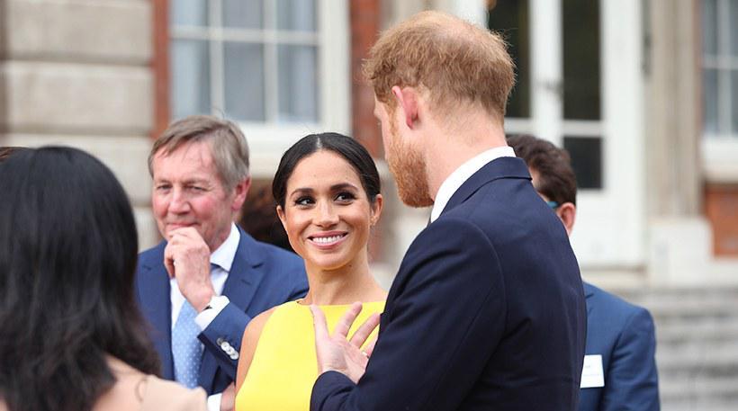 梅根晋升新的皇室时尚偶像，凯特王妃不再孤单，妯娌俩都很优秀！