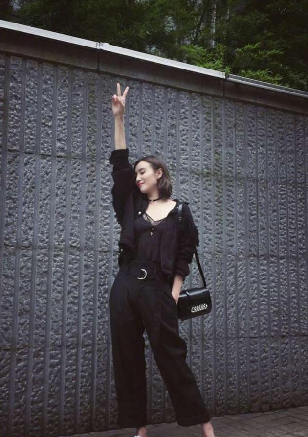 宋佳不愧是时尚教科书, 秋天这么穿那叫个美 读者: 就是脸有点大