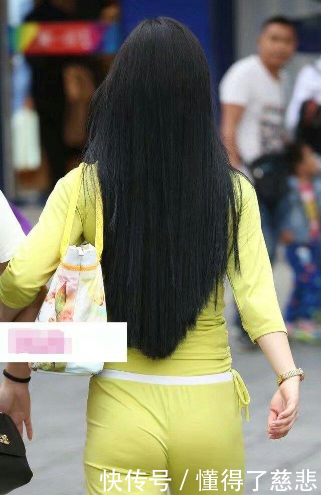 紧身打底裤小姐姐，让丰腴的身材，显得凹凸有致！