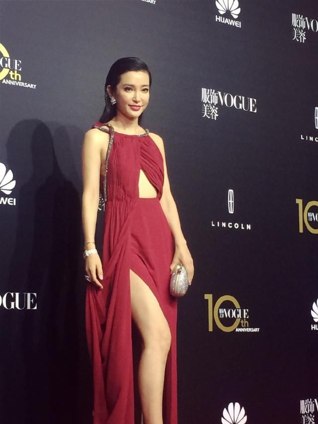 李冰冰45岁也敢只穿裹胸亮相，短裙提到大腿根，网友：这身材满分