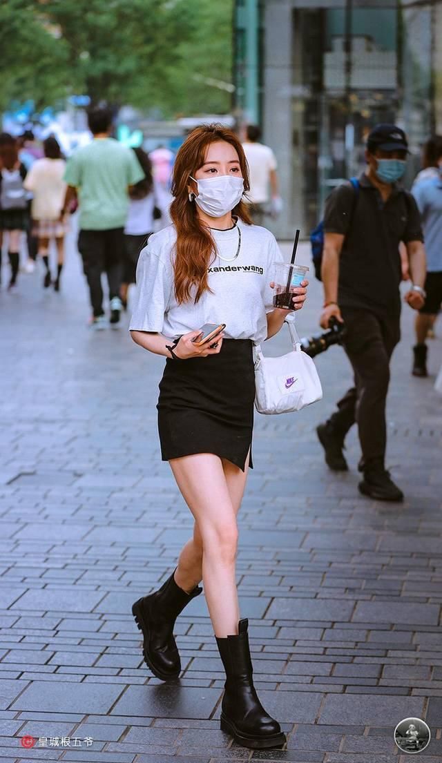  [更多]街拍：追寻时尚并不是一个非常快速的过程，相反它需要漫长的积累