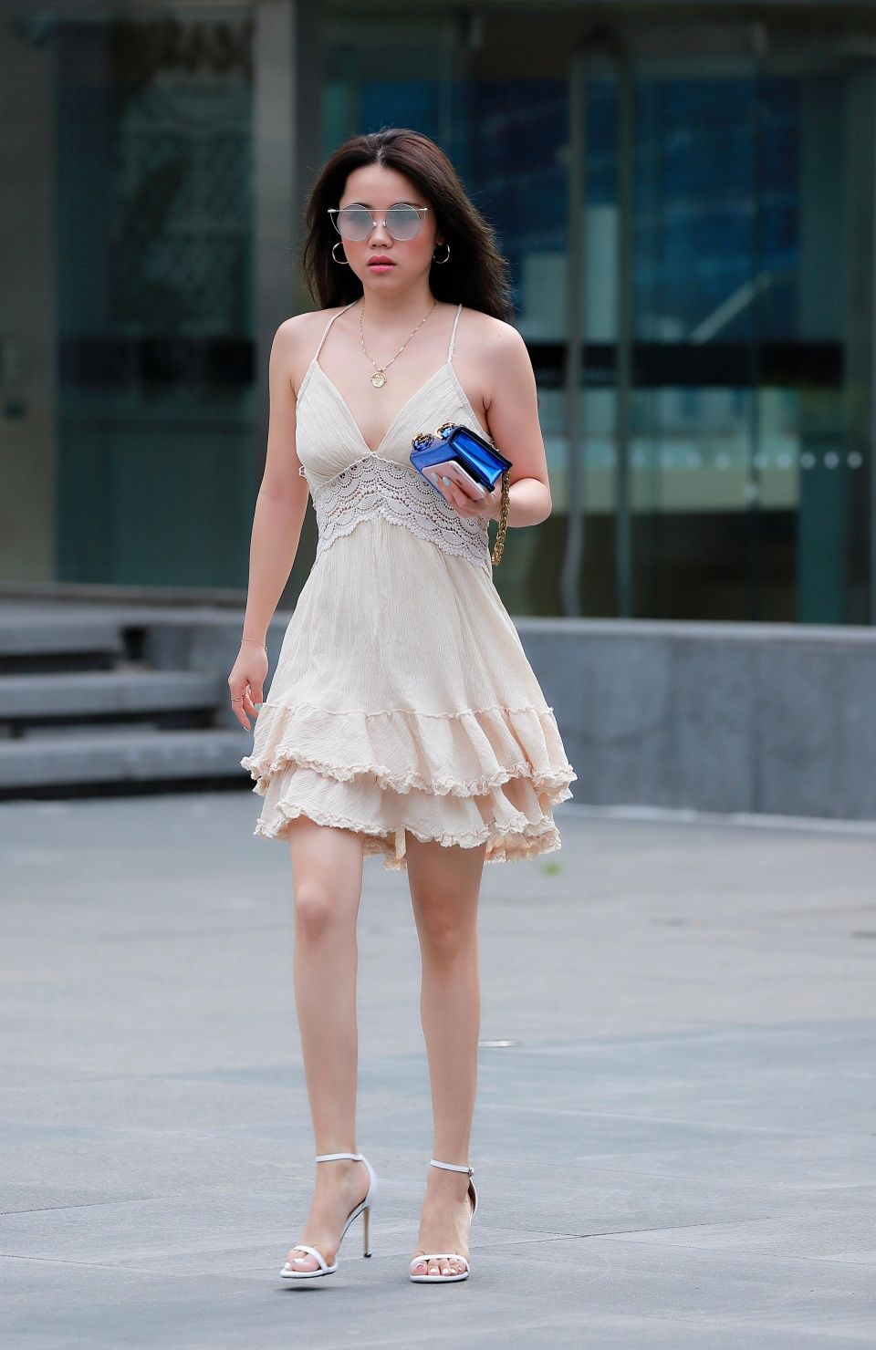 路人街拍，宽松的连衣裙打造女神范，展现更为出众的女神气质