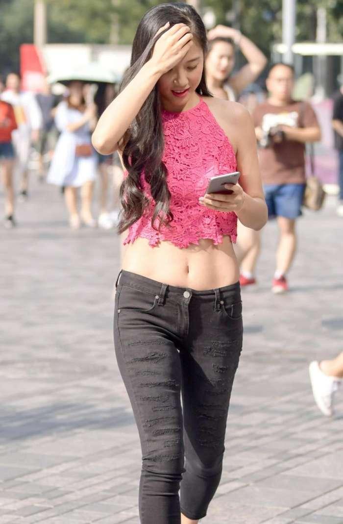 气质小姐姐黑色紧身牛仔裤大秀马甲线, 手捂额头尽显成熟女人味儿