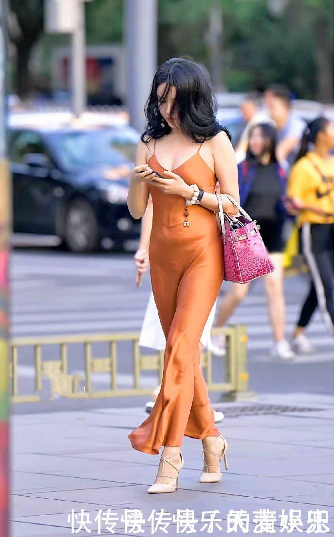  「美女」街拍 吊带衫点缀性感气质, 难怪美女都爱穿