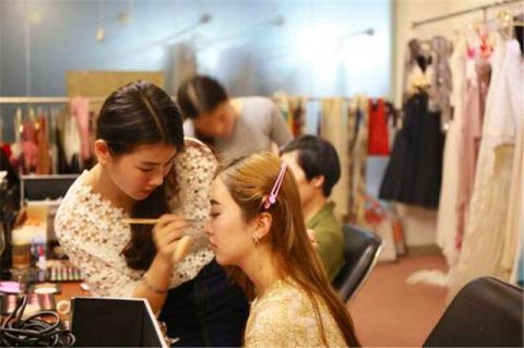  #女生#十六岁的女生要不要化妆？有人居然认为：女孩化妆是暗示别人犯错