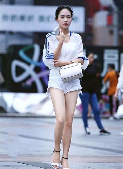 街拍：时尚就是这么随性尽显出女性的柔美气息