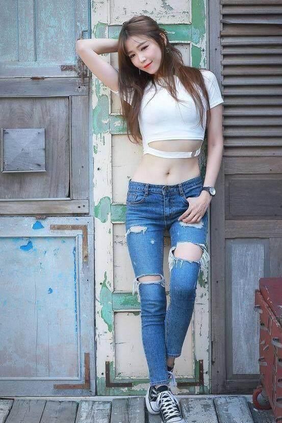 牛仔裤展现出青春活力的气质，带来不一样的吸引力