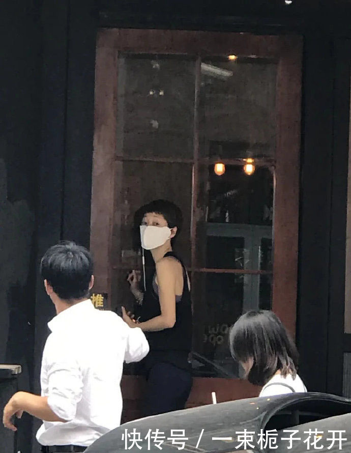 【气质】马伊琍打扮精致和闺蜜聚会,涂橘红色口红站边上,颜值气质双在线