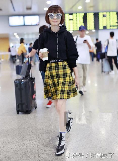 86斤的鲁豫终于长肉了!短裙+卫衣直接嫩成16,说她48了谁呢?