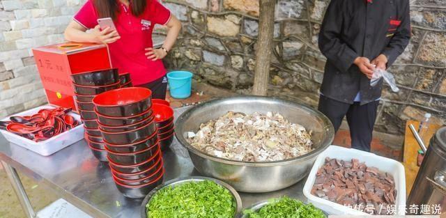 山东一5A景区怪景象,羊汤售价一元,游客坐在山洞里喝汤