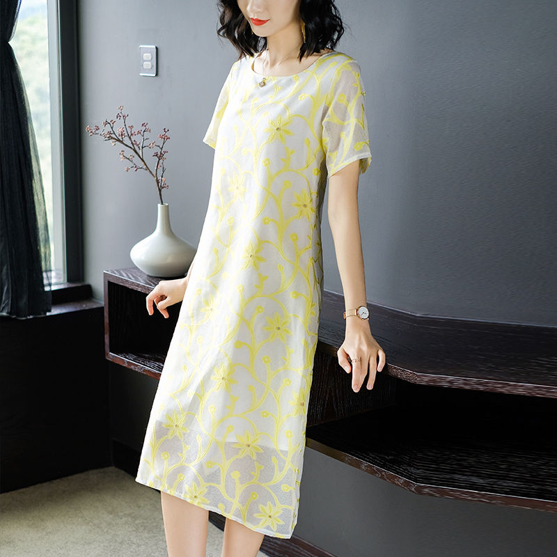 哇塞,头一次见妈妈穿这样的连衣裙,55岁还美得跟30岁一样