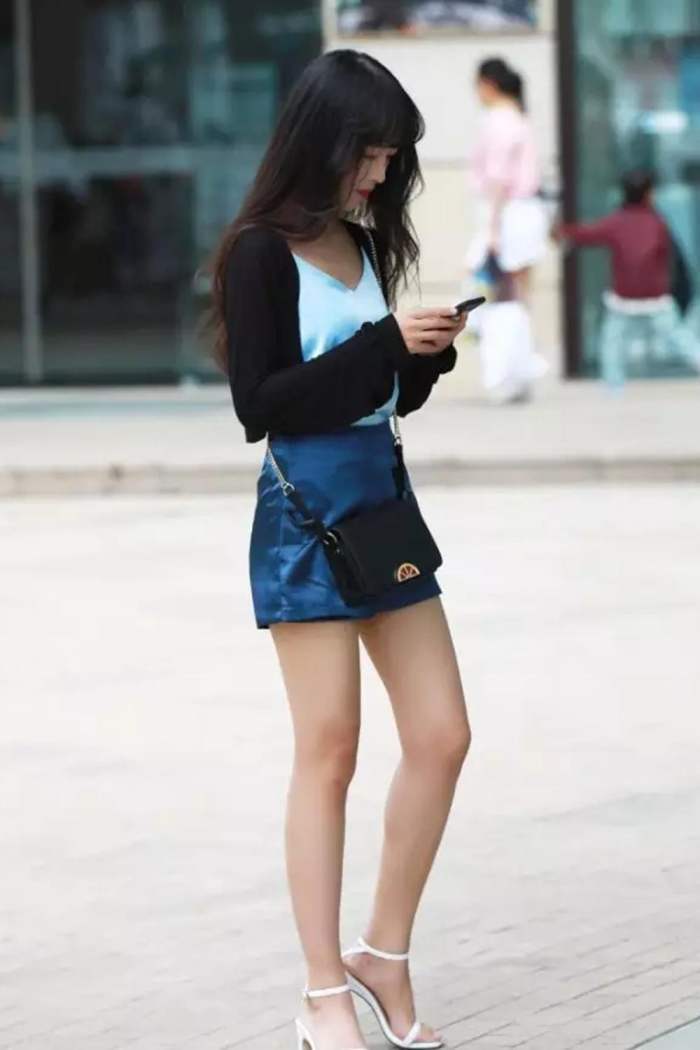 街拍: 深蓝短裤美女, 身材玲珑剔透, 侧面凹凸有致!