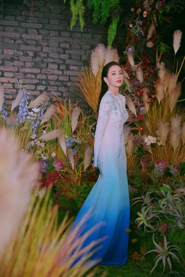 『 凹凸感』穿黑色抹胸包臀裙身材凹凸感十足，美呆了，佟丽娅“胆子”有点大