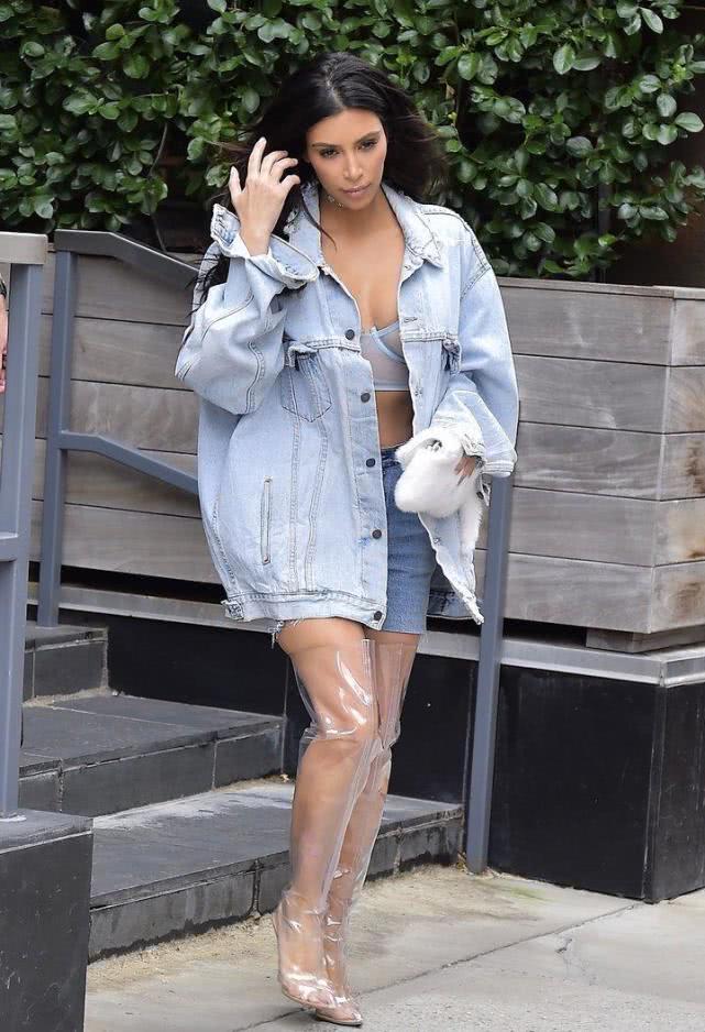 金·卡戴珊夏天酷爱的着装，最服她穿的长筒靴，我以为是裤子