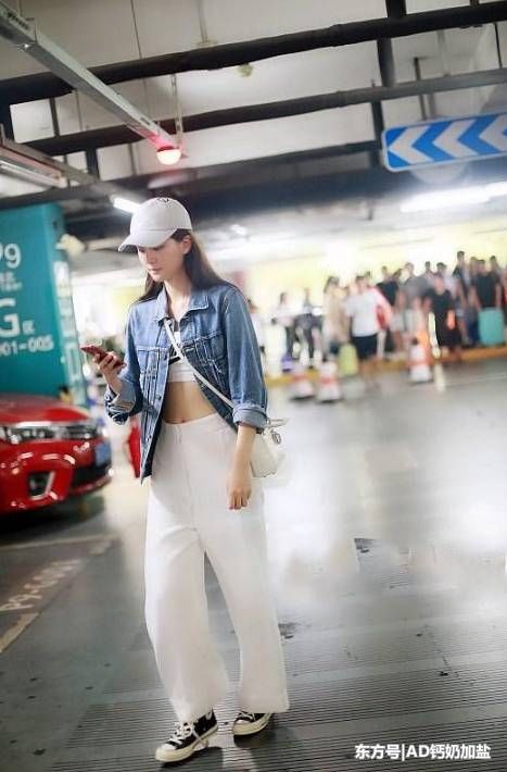 25岁乔欣真敢穿!牛仔外套里穿了一件运动内衣，网友:没马甲线