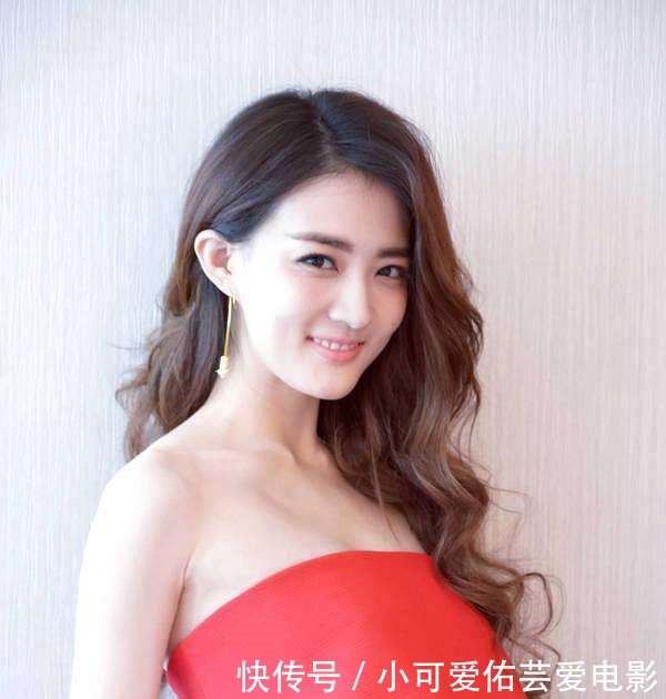 徐璐一字抹胸红色长裙亮相,性感优雅,网友喊重点部位呼之欲出