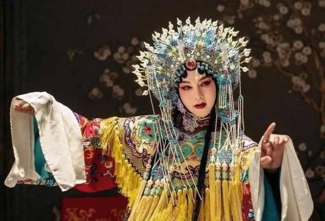  『张国荣』张艺兴被指撞脸张国荣！网友：五官气质都神似