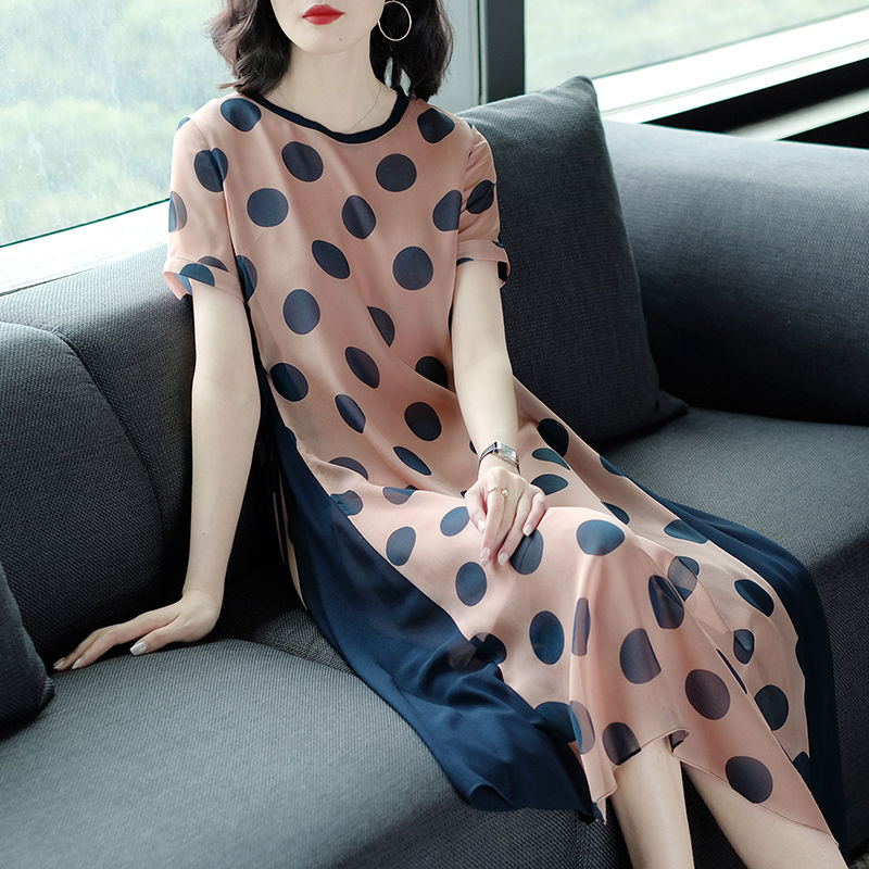 52岁老婆终于开窍了，把大妈装扔掉了，换上高雅裙，美像30岁