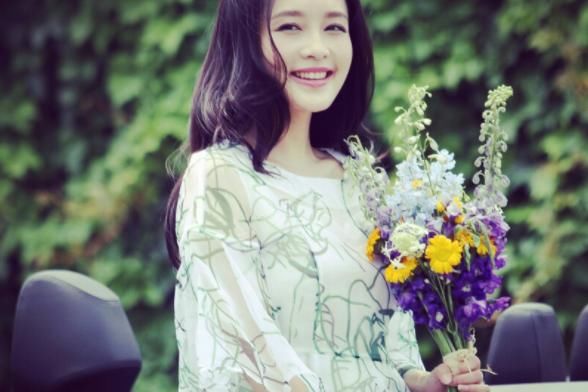 李沁这条补丁裙子走机场太女神了 太亮眼我给打满分你们呢