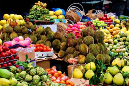 泰国大量水果积压腐烂，只因水果摊上中文标语？游客：不好意思打