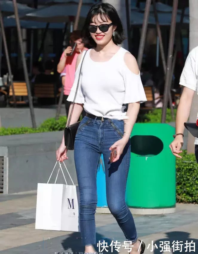 清秀的小姐姐紧身牛仔裤穿出浑圆丰满的曲线，小姐姐的微笑真的很