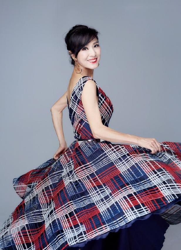 米雪真过分！只穿一件镂空针织衫现身，网友：她真的63岁了吗？