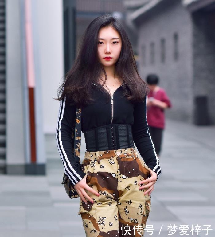 【 身穿】长袖白衬衫，清爽宜人，街拍：小姐姐身穿渔夫帽搭配黑色短皮裙