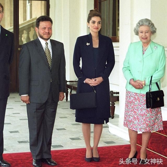 跟王室学职场着装，最美王后拉尼娅的时尚进化