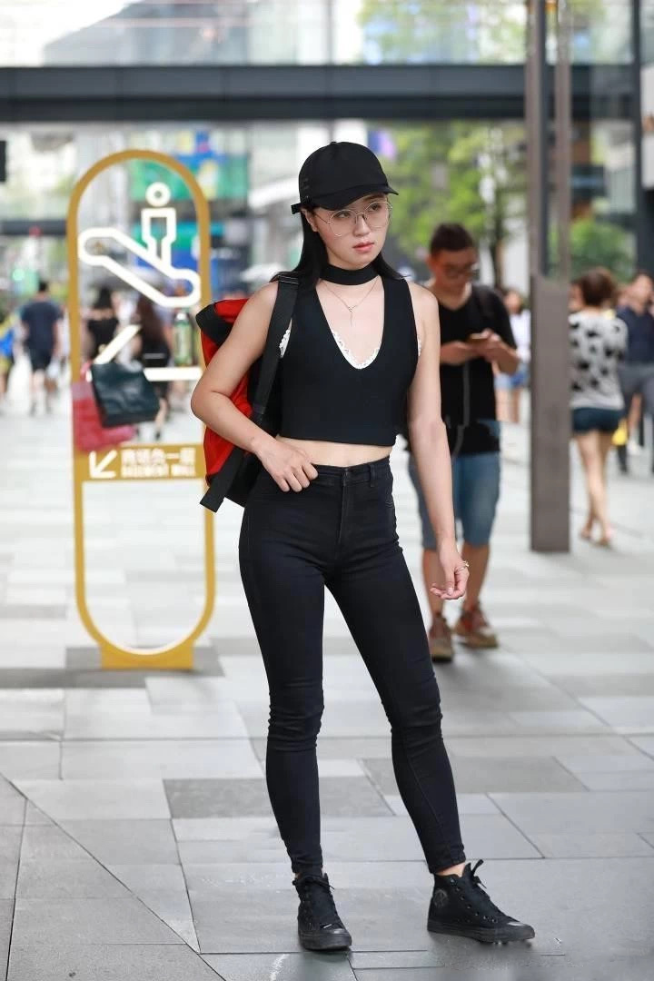  提拉■美女街拍：小姐姐牛仔裤裤腰有点松，提拉一下怎么了？