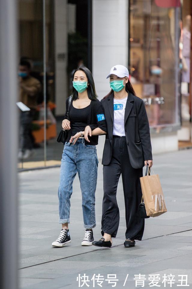  搭配@“烂大街”的牛仔裤这样穿才不会撞衫，千万码住了，一点也不费事